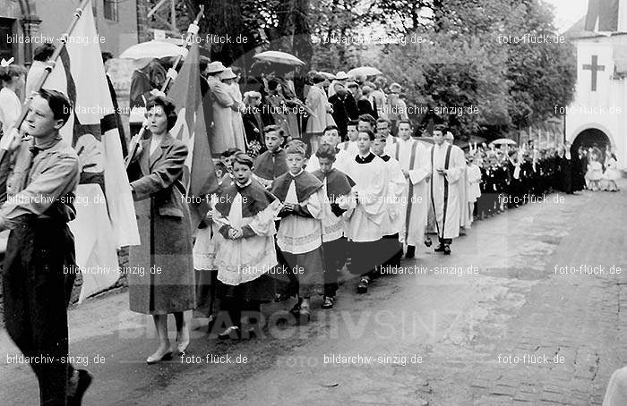 Kinder Kommunion in Sinzig in den 50er und 60er Jahren: KNKMSN-001527