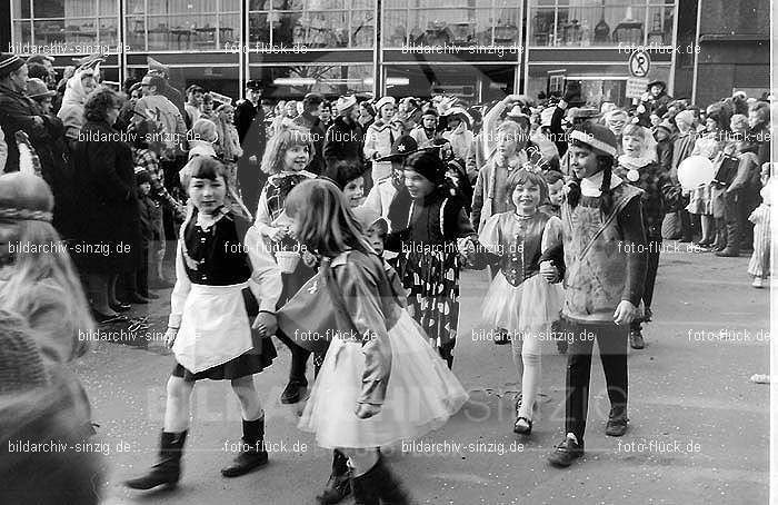 1970 Karneval - Kinderzug in Sinzig: KNSN-015316