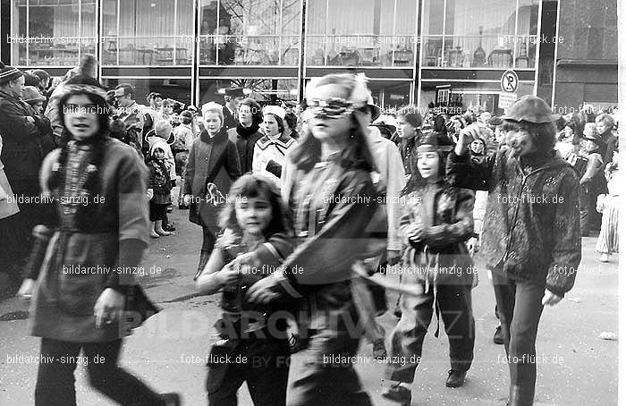 1970 Karneval - Kinderzug in Sinzig: KNSN-015318