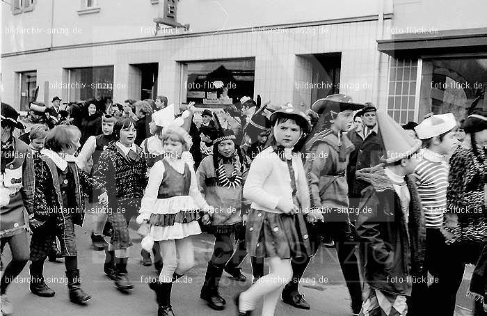 1970 Karneval - Kinderzug in Sinzig: KNSN-015328