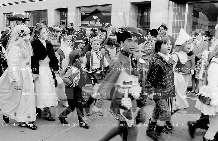 1970 Karneval - Kinderzug in Sinzig: KNSN-015329
