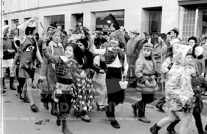 1970 Karneval - Kinderzug in Sinzig: KNSN-015337