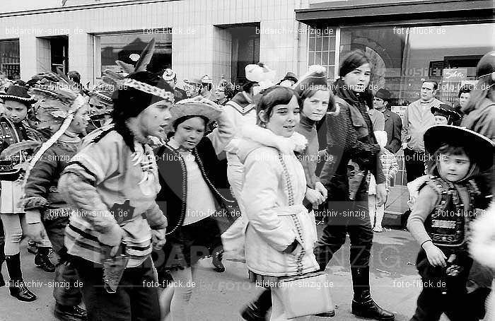 1970 Karneval - Kinderzug in Sinzig: KNSN-015338