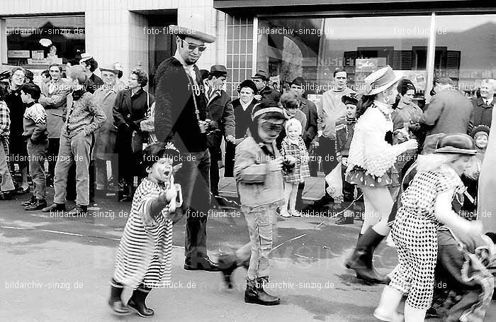 1970 Karneval - Kinderzug in Sinzig: KNSN-015342