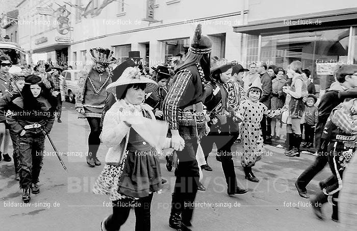 1970 Karneval - Kinderzug in Sinzig: KNSN-015366