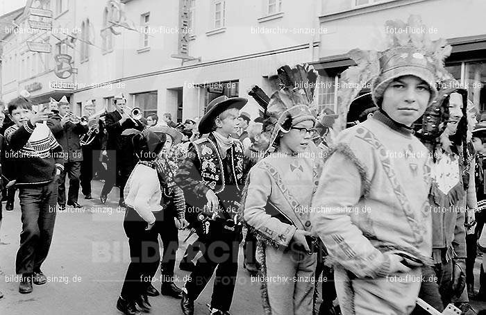 1970 Karneval - Kinderzug in Sinzig: KNSN-015376