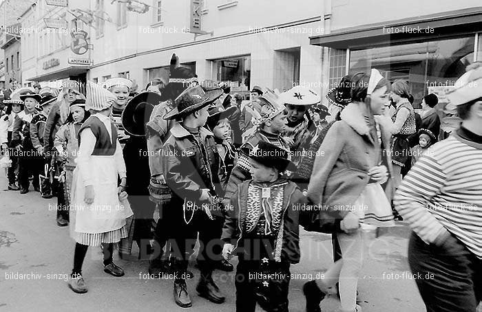 1970 Karneval - Kinderzug in Sinzig: KNSN-015391