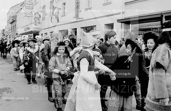 1970 Karneval - Kinderzug in Sinzig: KNSN-015392