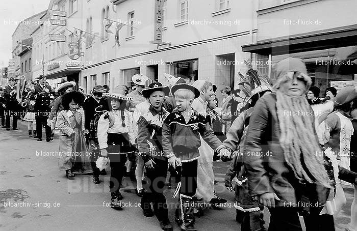 1970 Karneval - Kinderzug in Sinzig: KNSN-015393