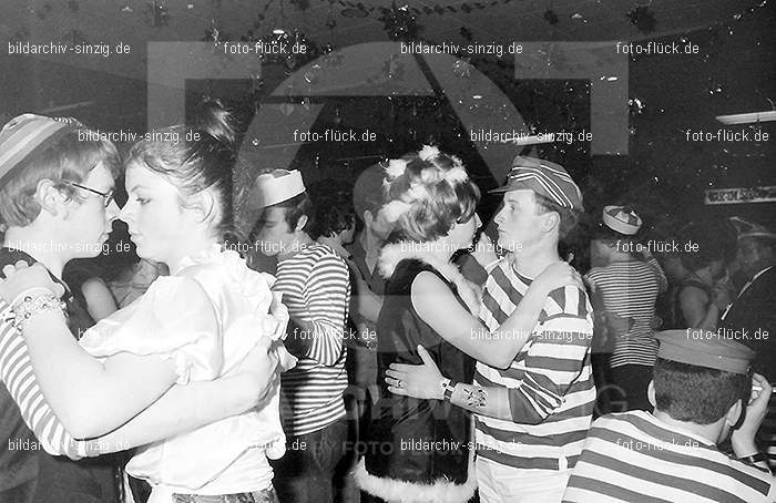 1970 Karneval im Sportverein: KRSP-015460