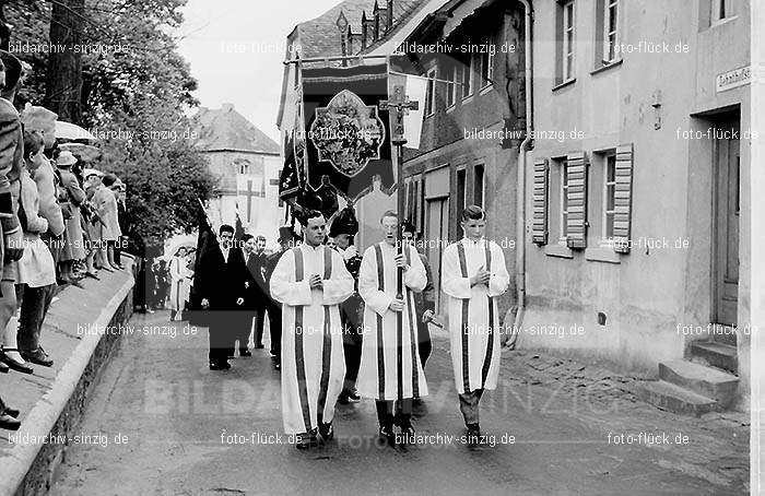 Kinder Kommunion in Sinzig in den 50er und 60er Jahren: KNKMSN-001547