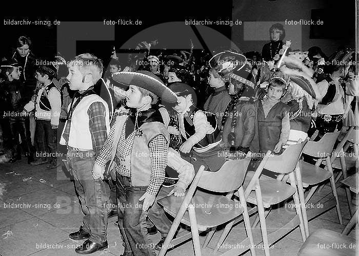 1971/1970 Karneval im Kath. Kindergarten St. Peter Sinzig: KRKTKNSTPTSN-015542
