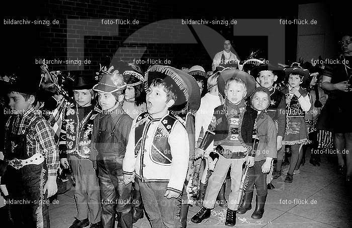 1971/1970 Karneval im Kath. Kindergarten St. Peter Sinzig: KRKTKNSTPTSN-015544