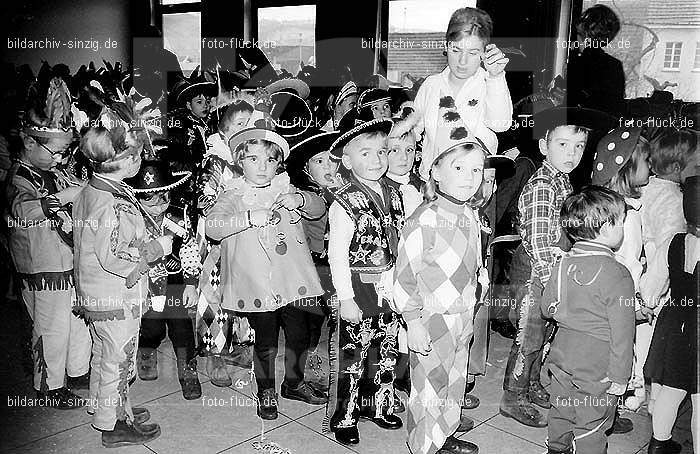 1971/1970 Karneval im Kath. Kindergarten St. Peter Sinzig: KRKTKNSTPTSN-015545