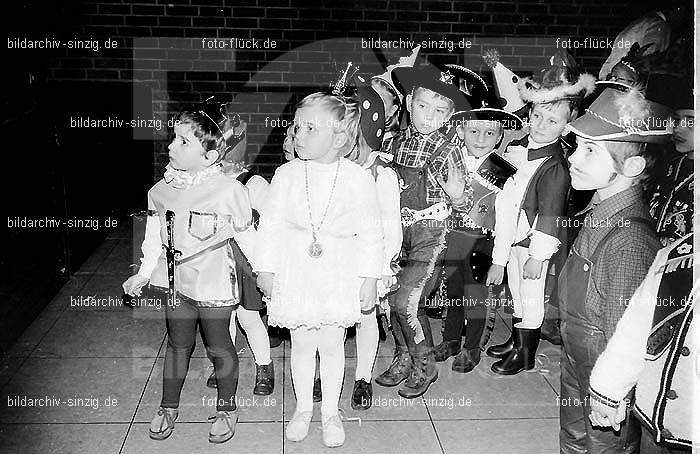 1971/1970 Karneval im Kath. Kindergarten St. Peter Sinzig: KRKTKNSTPTSN-015546