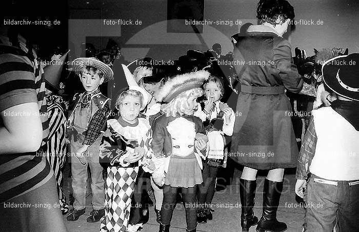 1971/1970 Karneval im Kath. Kindergarten St. Peter Sinzig: KRKTKNSTPTSN-015547