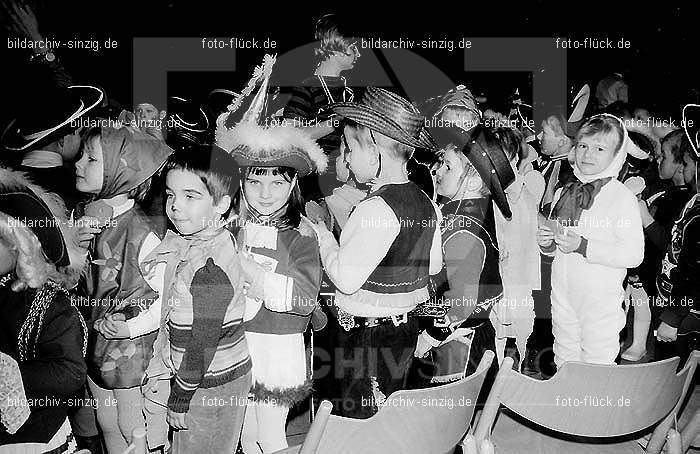 1971/1970 Karneval im Kath. Kindergarten St. Peter Sinzig: KRKTKNSTPTSN-015549