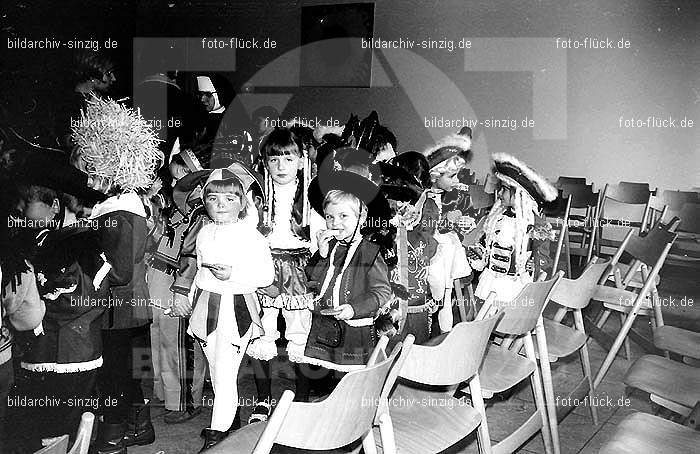 1971/1970 Karneval im Kath. Kindergarten St. Peter Sinzig: KRKTKNSTPTSN-015550