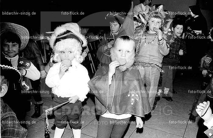 1971/1970 Karneval im Kath. Kindergarten St. Peter Sinzig: KRKTKNSTPTSN-015551