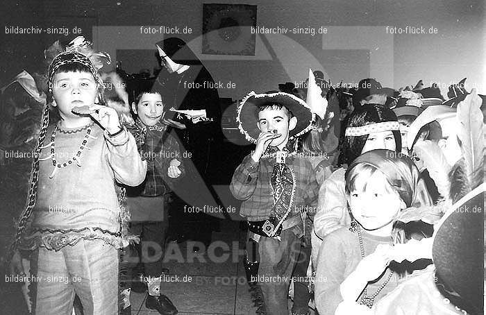 1971/1970 Karneval im Kath. Kindergarten St. Peter Sinzig: KRKTKNSTPTSN-015552