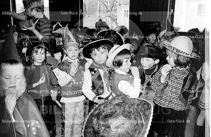 1971/1970 Karneval im Kath. Kindergarten St. Peter Sinzig: KRKTKNSTPTSN-015553