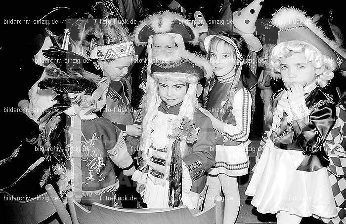 1971/1970 Karneval im Kath. Kindergarten St. Peter Sinzig: KRKTKNSTPTSN-015554