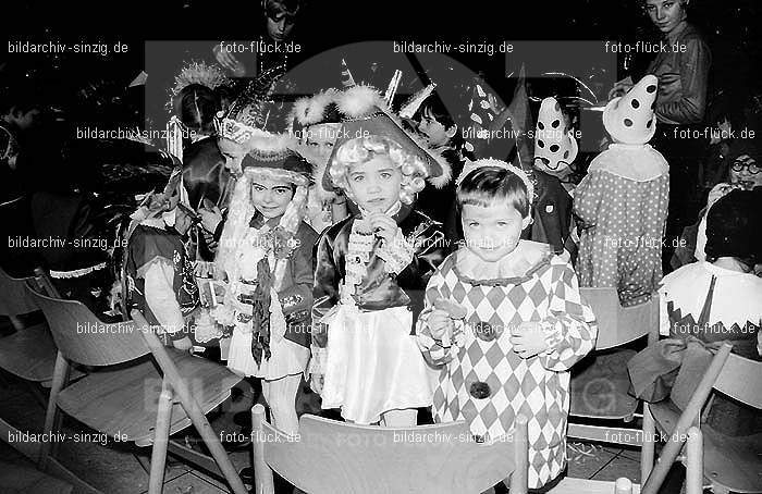 1971/1970 Karneval im Kath. Kindergarten St. Peter Sinzig: KRKTKNSTPTSN-015555