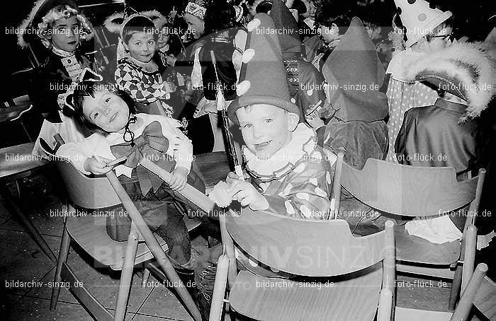 1971/1970 Karneval im Kath. Kindergarten St. Peter Sinzig: KRKTKNSTPTSN-015556