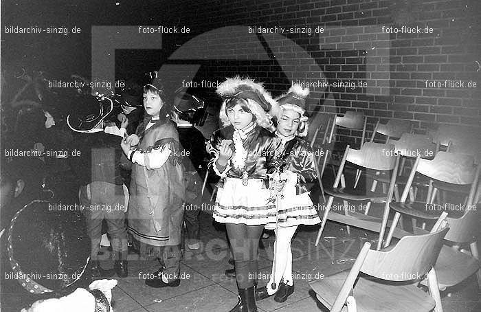1971/1970 Karneval im Kath. Kindergarten St. Peter Sinzig: KRKTKNSTPTSN-015557