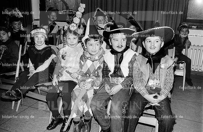 1971/1970 Karneval im Kath. Kindergarten St. Peter Sinzig: KRKTKNSTPTSN-015559