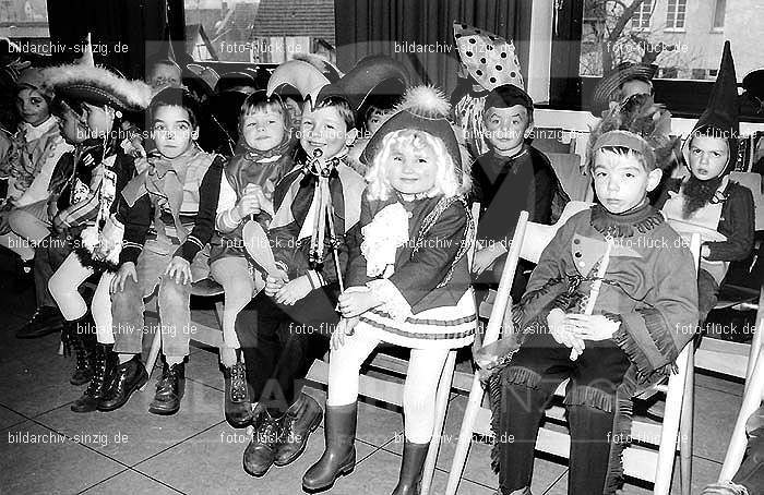 1971/1970 Karneval im Kath. Kindergarten St. Peter Sinzig: KRKTKNSTPTSN-015560