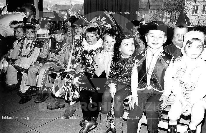 1971/1970 Karneval im Kath. Kindergarten St. Peter Sinzig: KRKTKNSTPTSN-015562