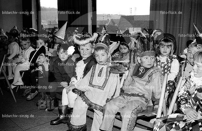 1971/1970 Karneval im Kath. Kindergarten St. Peter Sinzig: KRKTKNSTPTSN-015563