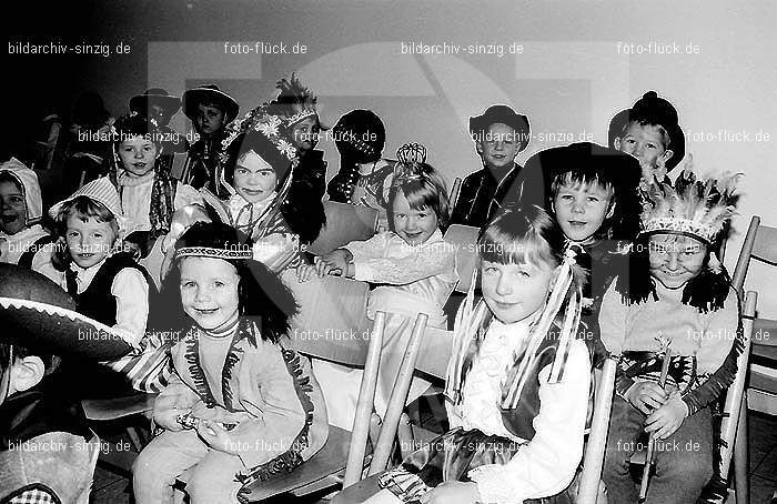 1971/1970 Karneval im Kath. Kindergarten St. Peter Sinzig: KRKTKNSTPTSN-015565