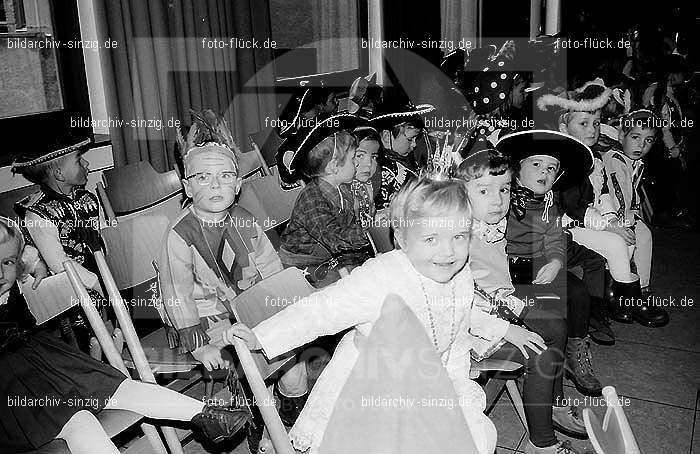 1971/1970 Karneval im Kath. Kindergarten St. Peter Sinzig: KRKTKNSTPTSN-015566