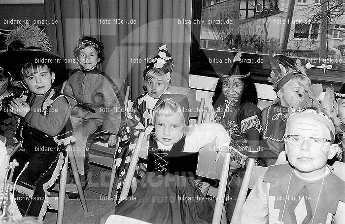 1971/1970 Karneval im Kath. Kindergarten St. Peter Sinzig: KRKTKNSTPTSN-015567