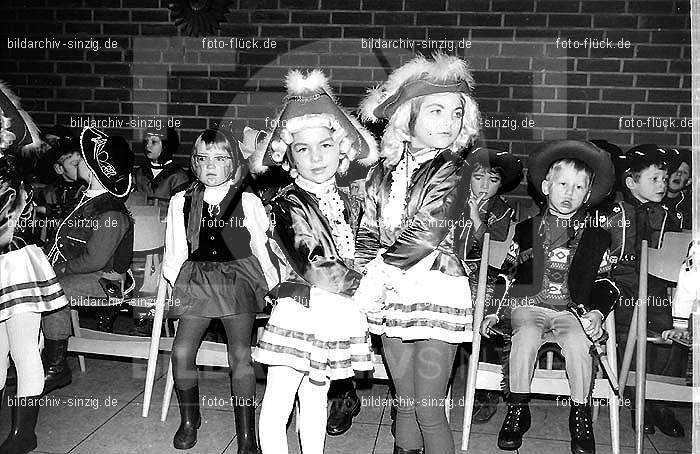1971/1970 Karneval im Kath. Kindergarten St. Peter Sinzig: KRKTKNSTPTSN-015568