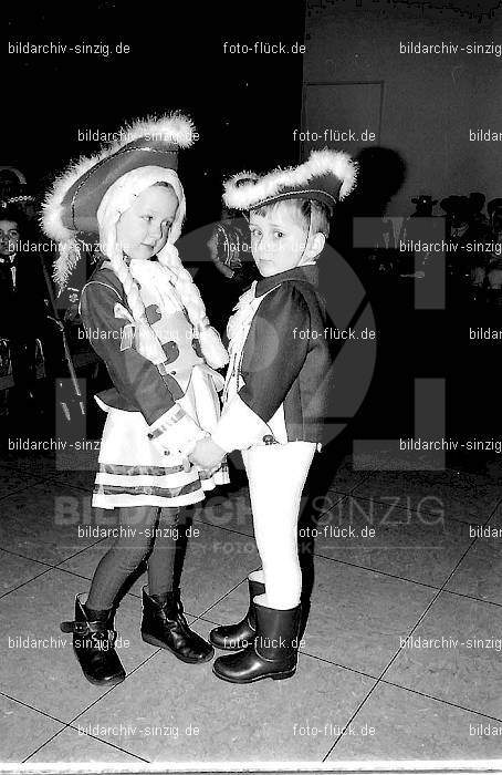 1971/1970 Karneval im Kath. Kindergarten St. Peter Sinzig: KRKTKNSTPTSN-015569