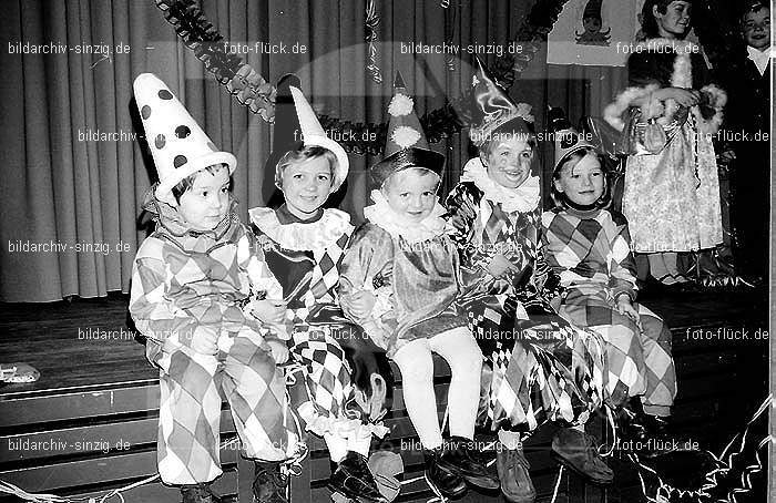 1971/1970 Karneval im Kath. Kindergarten St. Peter Sinzig: KRKTKNSTPTSN-015570