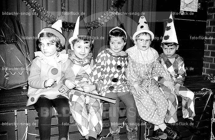 1971/1970 Karneval im Kath. Kindergarten St. Peter Sinzig: KRKTKNSTPTSN-015571