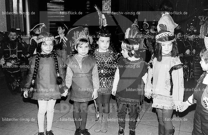 1971/1970 Karneval im Kath. Kindergarten St. Peter Sinzig: KRKTKNSTPTSN-015573