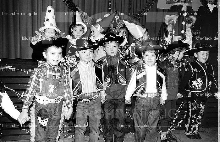 1971/1970 Karneval im Kath. Kindergarten St. Peter Sinzig: KRKTKNSTPTSN-015574