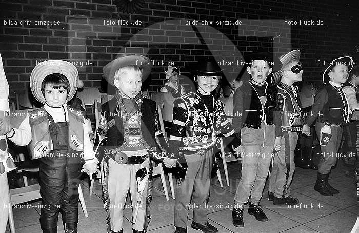 1971/1970 Karneval im Kath. Kindergarten St. Peter Sinzig: KRKTKNSTPTSN-015575