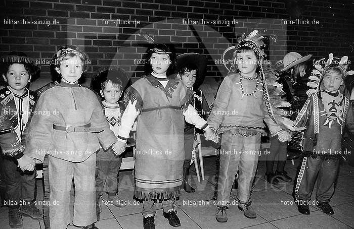 1971/1970 Karneval im Kath. Kindergarten St. Peter Sinzig: KRKTKNSTPTSN-015576