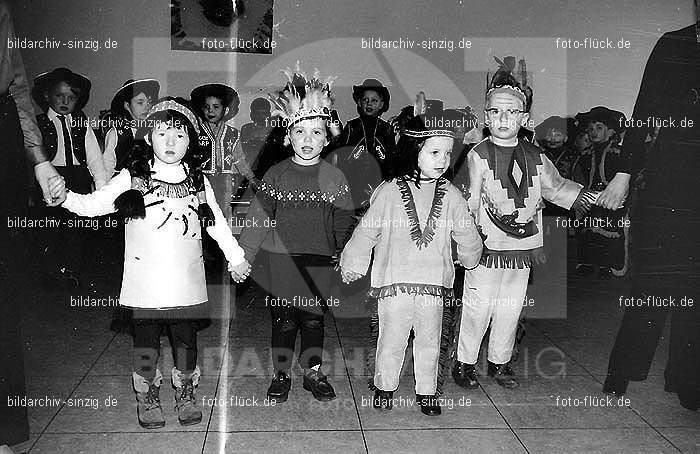 1971/1970 Karneval im Kath. Kindergarten St. Peter Sinzig: KRKTKNSTPTSN-015577