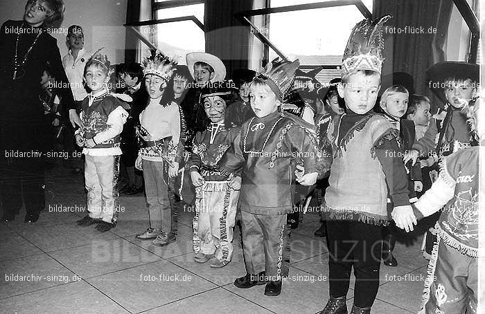 1971/1970 Karneval im Kath. Kindergarten St. Peter Sinzig: KRKTKNSTPTSN-015578