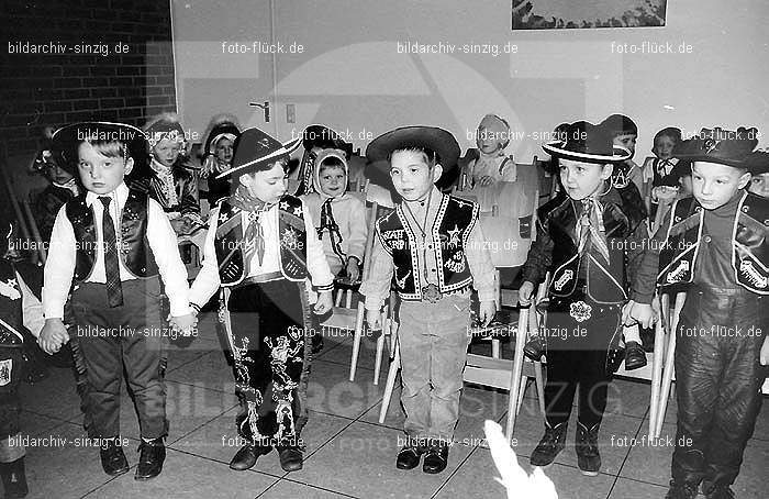 1971/1970 Karneval im Kath. Kindergarten St. Peter Sinzig: KRKTKNSTPTSN-015579