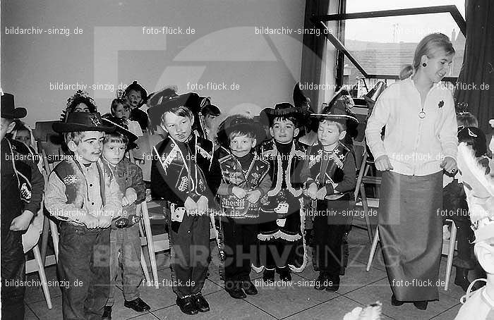 1971/1970 Karneval im Kath. Kindergarten St. Peter Sinzig: KRKTKNSTPTSN-015580