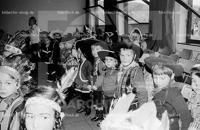 1971/1970 Karneval im Kath. Kindergarten St. Peter Sinzig: KRKTKNSTPTSN-015581