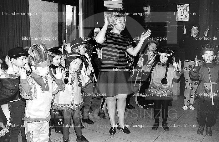 1971/1970 Karneval im Kath. Kindergarten St. Peter Sinzig: KRKTKNSTPTSN-015582